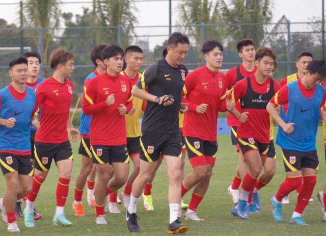 影片首要讲述了少女江函（陈都灵饰），不测坠进一款浩繁年青玩家堆积的名为《万梦千魂》的全息游戏中，并惊奇的发现本身父亲（佟年夜为饰）竟是游戏的设计者。但工作远不止这么简单，神秘游戏世界中埋没着惊天的奥秘，仿佛与15年前一路群体掉踪案有关。为了找寻谜底，因而，她与高冷俊美的南极（宋威龙饰）和热忱暖和的法式人寿司（张宥浩饰）集结成冒险小队，一群年青人开启了超实际的冒险之旅。